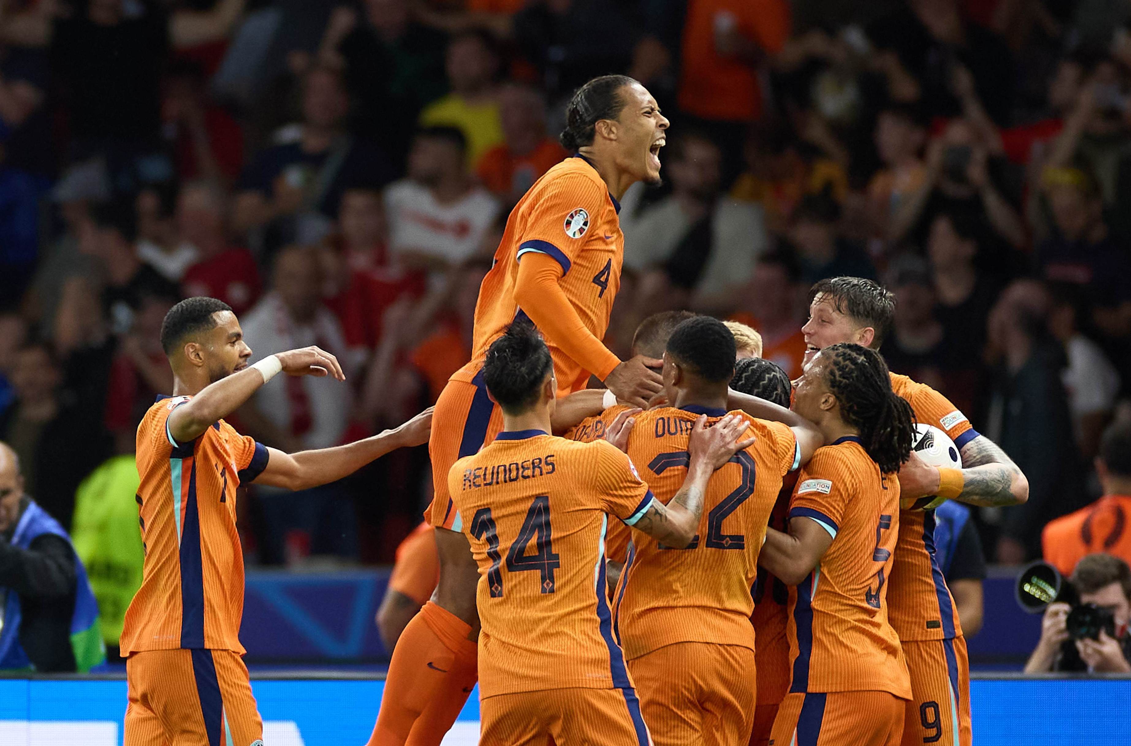 包含芬兰队在欧洲杯资格赛中以团队默契取胜的词条