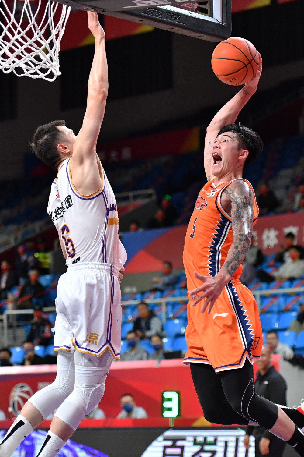 包含上海久事球员因伤退出CBA比赛,团队实力或受影响的词条